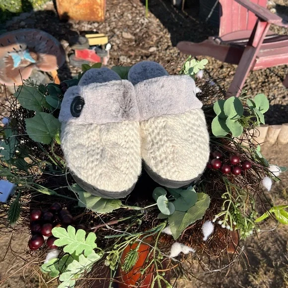 Womens size Large Dearfoam knitted and lined slippers Excellent Condition - Picture 2 of 6